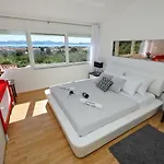 Deluxe Look