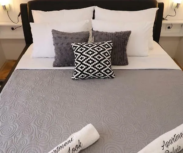 Deluxe Look
